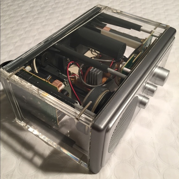 AMAZING AND RARE SANGEAN RADIO. CLEAR ACRYLIC. - Picture 7 of 8